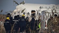 Pesawat mulai bergetar dua menit setelah lepas landas. Setelah itu pesawat hilang kendali dan jatuh. (Pavel Mikheyev/Reuters)