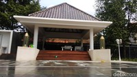 Taman itu dilengkapi bale-bale atau pendopo untuk menggelar berbagai kegiatan. 