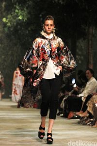 Malam Tahun Baru Diprediksi Hujan, Ini 7 Gaya Busana Biar Tetap Kece