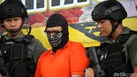 Abdul Malik ditangkap di rumahnya di Pasar Minggu, Jaksel, pada Senin (23/12) malam. Dari hasil penyelidikan polisi, mobil Lamborghini milik Abdul Malik ternyata teregister atas nama orang lain. Polisi menyita senpi hingga sejumlah peluru dari tersangka. Polisi juga menyita hewan yang diawetkan dari rumah tersangka.