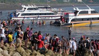 Bali masih menjadi salah satu destinasi wisata andalan bagi wisatawan domestik maupun mancanegara. Destinasi wisata seperti Nusa Penida dan Nusa Lembongan tak ketinggalan dipadati oleh wisatawan.