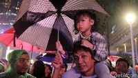 Seorang ayah menggendong anaknya.