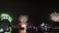 Kembang api menyalan di Harbour Bridge dan Sydney Opera House. Dean Lewins/AAP Images via AP.