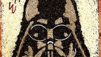 Karakter Darth Vader yang sangat terkenal di Star Wars ini pun diciptakan oleh Eric Palmieri sebagai topping pizzanya. Foto: Instagram @ericpalmieripizzadesigns