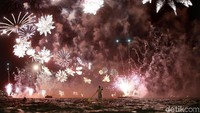 Kota Rio de Janeiro di Brasil juga turut menjadi pilihan bagi warga maupun wisatawan untuk merayakan malam pergantian tahun. Menjelang malam tahun baru, Pantai Copacabana akan dipadati oleh ribuan, bahkan jutaan orang untuk melihat pesta kembang api dan menikmati pertunjukan musik yang diselenggarakan di kawasan tersebut menyambut malam pergantian tahun. Mario Tama/Getty Images.