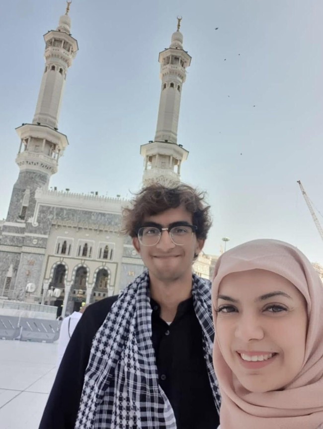 Selfie dengan sang anak Izzat Assegaf yang kini berusia 18 tahun, Najwa Shihab memakai gaya hijab segi empat dengan model hijab ala guru madrasah di depan Masjid An-Nabawi. Foto: instagram @najwashihab