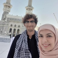 Selfie dengan sang anak Izzat Assegaf yang kini berusia 18 tahun, Najwa Shihab memakai gaya hijab segi empat dengan model hijab ala guru madrasah di depan Masjid An-Nabawi. Foto: instagram @najwashihab