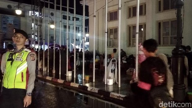 Malam Tahun Baru, Warga Bandung Mulai Padati Jalan Asia Afrika