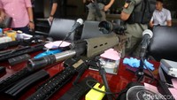 Selain itu, di dalam brankas juga terdapat 3 buah pistol yakni: 1 buah Glock 19 kaliber 9 mm berikut 3 magazene, 1 buah Zoraki kaliber 380 auto berikut 1 magazine, dan 1 buah G2 Elite kaliber 9 mm berikut 2 magazene. Polisi juga menyita 3 pucuk senjata api laras panjang yakni jenis AR 15 dan 2 buah magazene, M4 plus 2 magazen dan 1 buah shotgun.