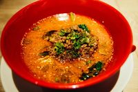 Huahh! Ini Burger Ramen Tantan Super Pedas dari Jepang