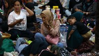 Mereka menggelar tikar berkumpul bersama keluarga untuk menikmati malam tahun baru.