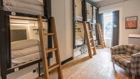 Karena sejarah bangunan, hostel ini mempertahankan bentuk asli dari kamar-kamar penjara. Hostel dibagi menjadi 2 tipe, yaitu Pod Dorms dan Private Rooms. (The court)