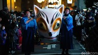 Kota lain yang juga menarik untuk menjadi destinasi merayakan malam pergantian tahun adalah Tokyo, Jepang. Ada yang menarik dalam perayaan malam pergantian tahun di kota ini. Menjelang malam pergantian tahun warga Tokyo akan mengikuti Parade Rubah Oji dengan memakai pakaian tradisional dan mengenakan hiasan maupun topeng rubah. Parade ini pun menjadi salah satu daya tarik wisata bagi para wisatawan yang berkunjung ke Tokyo untuk merayakan tahun baru.  Carl Court/Getty Images.