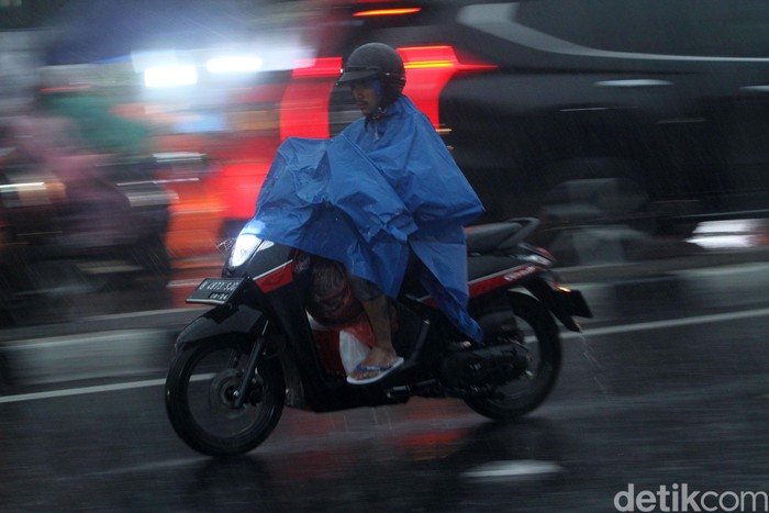 Jakarta diguyur hujan deras jelang malam tahun baru 2020, Selasa (31/12). Hujan turun disertai petir.