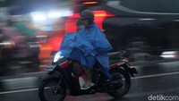 Para pengendara sepeda motor pun harus memakai jas hujan agar tidak basah kuyub.