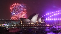 Aneka warna kembang api menyambut tahun baru 2020 di langit Sydney, Australia (Foto: gettyimages)