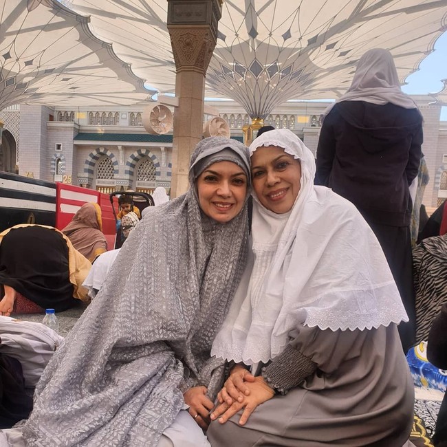 Di sela-sela menjalankan ibadah umrah, Najwa Shihab mengabadikan momen bersama dengan sang ibu Fatmawati Assegaf. Nana, demikian dia biasa disapa terlihat mengenakan mukena warna abu-abu. Foto: instagram @najwashihab
