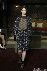 Malam Tahun Baru Diprediksi Hujan, Ini 7 Gaya Busana Biar Tetap Kece