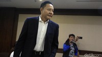 Selain Nyoman, KPK juga turut menetapkan dua orang kepercayaan Nyoman sebagai tersangka karena diduga turut membantu mantan politikus PDIP itu menerima suap.
