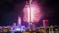 Di Taiwan, perayaan malam pergantian tahun pun berlangsung meriah. Pesta kembang api akan dimulai dari puncak gedung Taipei 101 yang pernah dinobatkan sebagai gedung tertinggi di dunia. Pesta kembang api dari gedung yang memiliki tinggi mencapai 508 meter itu pun diketahui rutin dilakukan setiap tahun menyambut tahun baru. Billy H.C. Kwok/Getty Images.