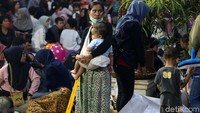 Warga turut membawa anaknya yang masih balita.