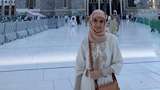 Gaya Najwa Shihab Pakai Hijab Saat Umrah di Akhir Tahun 2019
