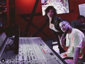 Rayakan Kesembuhan, Rekan Duet Agnez Mo Beli Mobil Mewah Rp 20 M