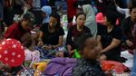 Menanti Hari Berganti di Tengah Rintik Hujan