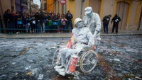 Festival Els Enfarinats digelar di Kota Ibi di Alicante, Spanyol. Tradisi ini dilakukan pada 28 Desember tiap tahunnya. (AFP)