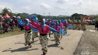 Penari ini berasal dari berbagai kalangan usia muda hingga tua. Mereka merupakan warga asli Sumedang yang sengaja dikumpulkan dari 230 desa untuk memeriahkan kegiatan ini. (Mukhlis Dinillah/detikcom)