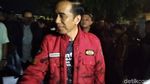 Jokowi Bagikan Kaos di Malam Tahun Baru