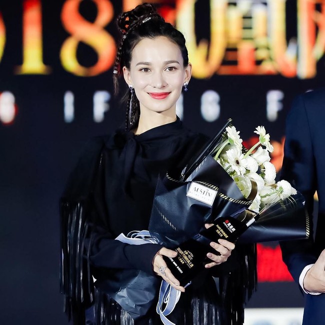 Celina Jade adalah seorang vegetarian. Bersama sang mantan suami, ia pernah mendirikan restoran vegetarian. Foto: Instagram @celinajade