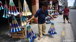 Pedagang Terompet Mengais Rezeki di Penghujung Tahun