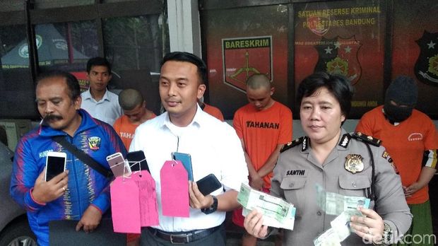 Kasat Reskrim Polrestabes Bandung AKBP Galih Indragiri (tengah) memperlihatkan barang bukti kasus pencopetan.