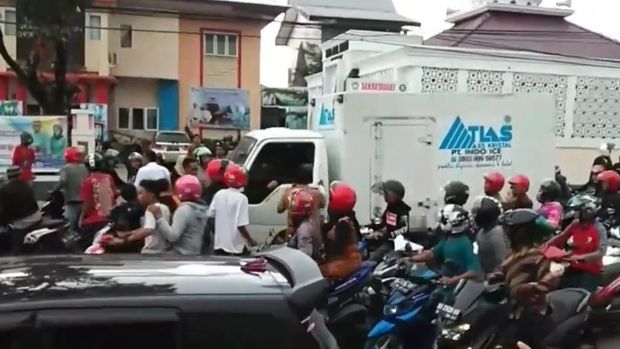 Viral Pengantar Jenazah Pukul Pengendara Karena Jalannya Dihalangi