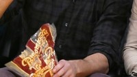 Duduk dengan camilan popcorn, kira-kira Zac Efron sedang menyaksikan pertandingan apa ya? Foto: Instagram @zacefron
