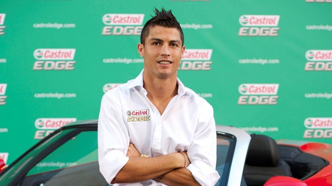 Cristiano Ronaldo menjadi orang pertama yang akunnya mencapai 200 juta follower di Instagram. Ia pun mengungkapkan kebahagiaannya lewat video Instagram. Wow 200 million! Thank you to each and everyone of you for sharing this journey with me everyday! tulisnya di caption. Foto: Getty Images