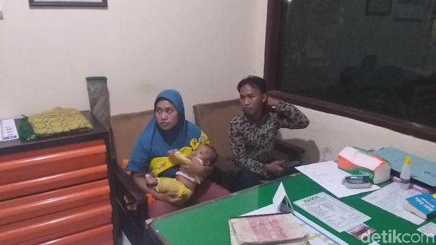 Si bayi dalam dekapan ibunya