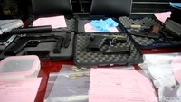 Sejumlah senjata milik Abdul Malik turut diamankan oleh pihak kepolisian. Ada pula sebuah granat yang masih aktif.