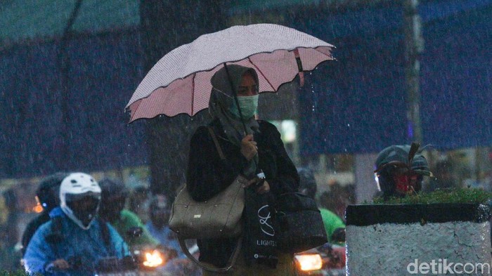 Jakarta diguyur hujan deras jelang malam tahun baru 2020, Selasa (31/12). Hujan turun disertai petir.
