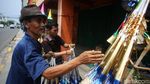 Pedagang Terompet Mengais Rezeki di Penghujung Tahun