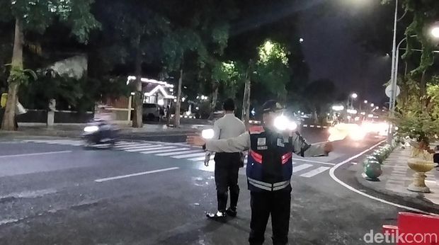 Malam tahun baru dibeberapa kawasan Surabaya masih terpantau lancar.  Bila ditahun-tahun sebelumnya beberapa kawasan Surabaya terpantau ramai lancar, kali ini masih sepi.
