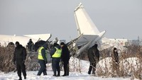 Sebagian pesawat masih terlihat utuh. Namun bagian belakangnya juga terbelah.(Pavel Mikheyev/Reuters)