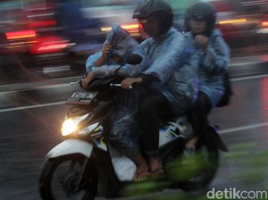 Hati-Hati! Hujan Baru Turun Bikin Pemotor Banyak yang Jatuh