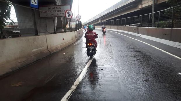 Jl Daan Mogot Jakarta Barat Banjir, Motor Lewati Ruas Tol Rawa Buaya