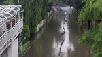 Setinggi Ini Banjir di Halte Busway Pos Pengumben Jalan Panjang