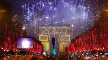 Pesta kembang api di Arc de Triomphe di Paris, Prancis. Foto: AP Photo/Christophe Ena