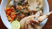 Kikil plus dengkul sapi bisa dipesan di mie kocok Ibu Enting di Gunung Batu Bandung. Dijamin puas makan kikil dengan kaldu gurih menggoyang lidah. Foto : Instagram @miekocokibuenting