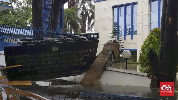 Banjir di Jakarta, Pagar Bea Cukai Jebol