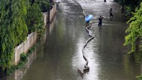 Air menggenang membuat kendaraan tidak berani melintas di Jalan Pos Pengumben.